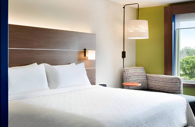 Elegantly Styled Suite with Easy Downtown Access