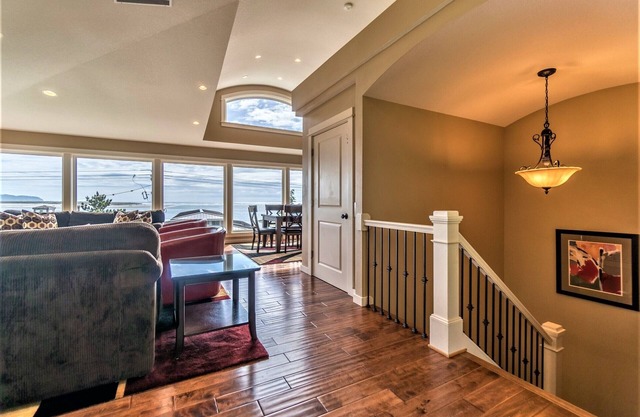 Elevator, Master Suites, Jacuzzi's - steps to the Beach!
