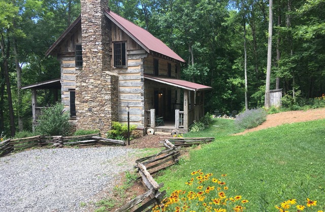 Eli Reeves Cabin at Hobbyknob Farm - Authentically restored 1820 Log Cabin