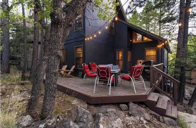 Elite Mountaintop Cabin w/2 Decks, Fire Pit & Loft !SUPERHOSTS! Pet Friendly