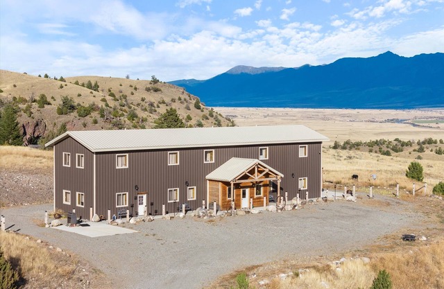 Elk Suite at Caspari Lodge: Epic Paradise Valley Views