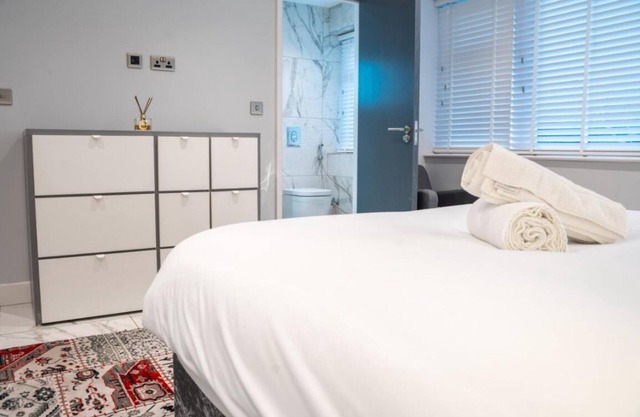 Elysium Haven 2 BED 2 BATH SLEEPS 6 Netflix, FREE Parking and POOL TABLE