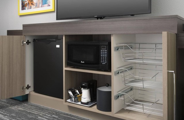 Embrace the Miami Vibe! Free Breakfast, Outdoor Pool, Pet-friendly!