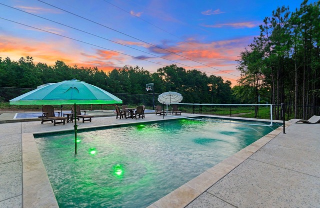 Emerald City - Two - 2 Bedroom Cabins that share a pool and pickleball court!