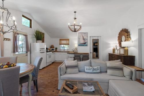 Emerald Cottage- Lake Front & Kayaks On Hgtv!