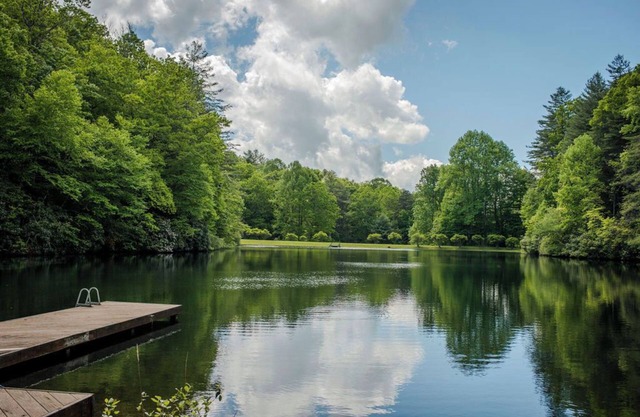 Emerald Lake-Private-Lakefront-Families-Sleeps 20