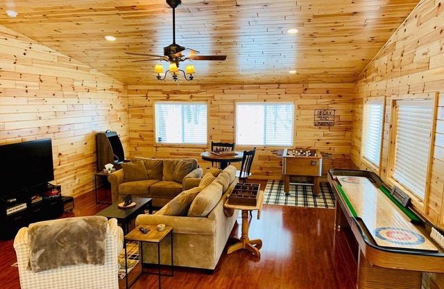 Enchanting 4-Season Retreat in the Woods Near Trails Lakes and Resorts
