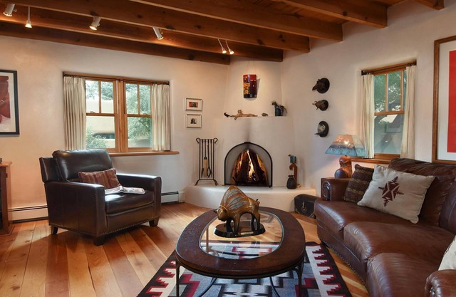 Enchanting, romantic art-filled adobe, lush private gardens, short walk to Plaza