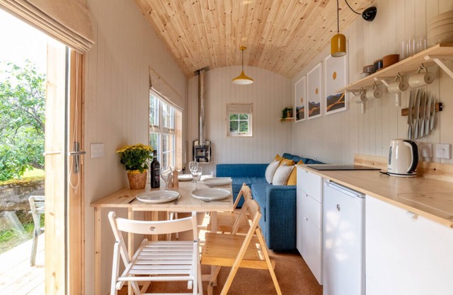 ★ Enchanting tiny house with wood burner and hot tub ★