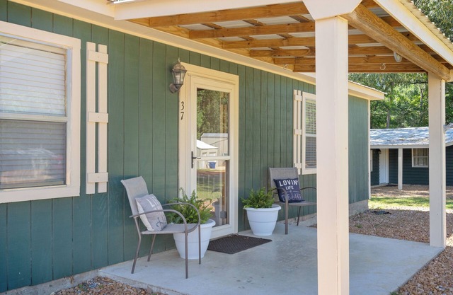 Enid Lake's charming 3-bedroom cabin with WiFi and AC in quaint Plum Point