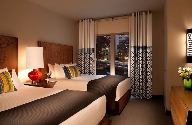 Enjoy a Hassle-free Stay! 2 River View Units, Outdoor Pool, Near Aztec Theatre