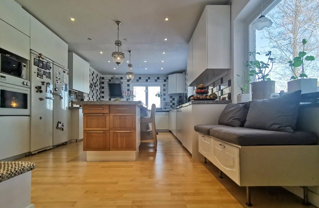 Enjoy a relaxing vacation in this comfortable house with lake view and pool.