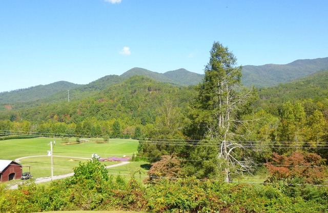 Enjoy, Beautiful, up close & personal mountain views ,1 mile from Lake Chatuge
