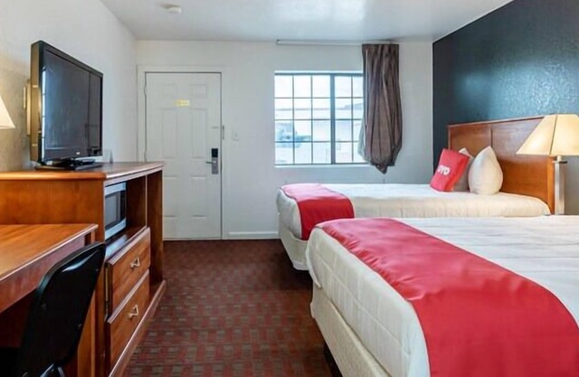 Enjoy Comfort and Convenience on your Vacation! Pets Allowed, FREE Breakfast!