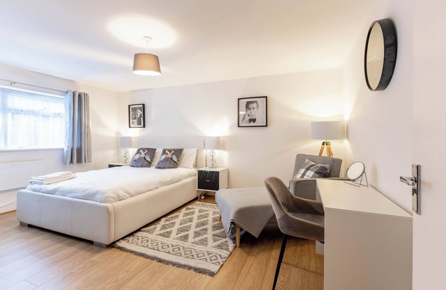 Enjoy In This Comfortable 1Bed Apartment with Fully Equipped Kitchen in Chadwell