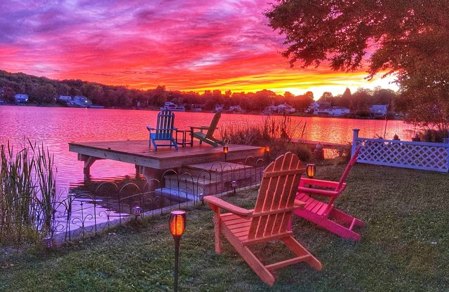 Enjoy Lakefront Sunsets in Cozy 2BR Cottage Escape