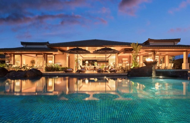 Enjoy Pauoa Beach Club’s spa, gym, pool, and oceanfront privacy.