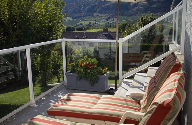Enjoy Spectacular Lake Views and Relax at the Lakehouse