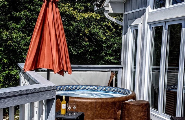 Enjoy Summer at Modern, Relaxing Family Cottage with water access to Lac Heney