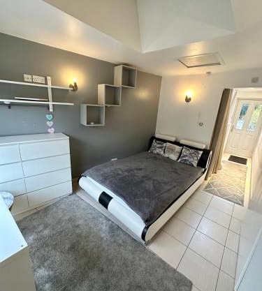 EnSuite Double Room With Own Entrance London - IG8 - Free on street parking