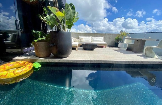 Entertainers penthouse with 5 bedrooms pool & spa