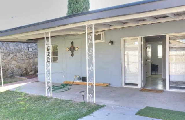 Entire 2-bedr Apt in El Paso with AC and WiFi