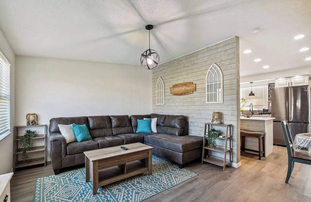 Entire 2-bedroom house with three beds, AC and WiFi in Port Richey