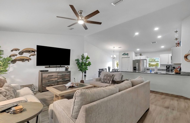 Entire home 3-bedroom house with AC in Homosassa FL Private Boat SLIP available