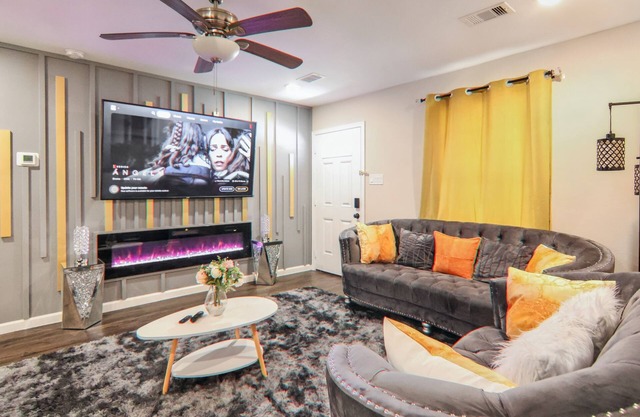 Entire Home by Downtown, NRG, Med Center, Hobby Airport