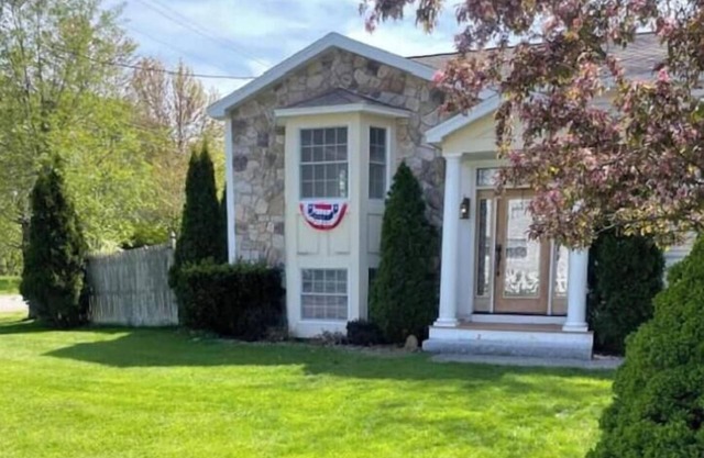 Entire Home In Saco Maine + GYM 3.5mil to Old Orchard Beach. Coastal Retreat!