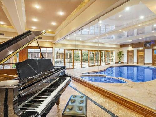 Entire Maggie's Guesthouse - free cinema, pool, spa, tennis court, karaoke, more!
