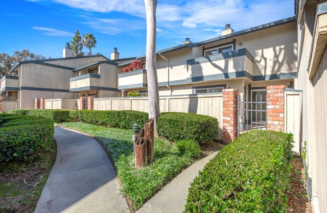 Entire townhouse 1.5 miles from the beach!