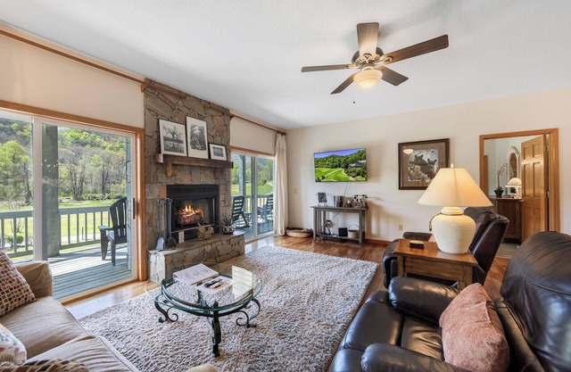 Epic Mountain & Golf Views! Huge deck! Washer & Dryer! Full Kitchen! Amenities!