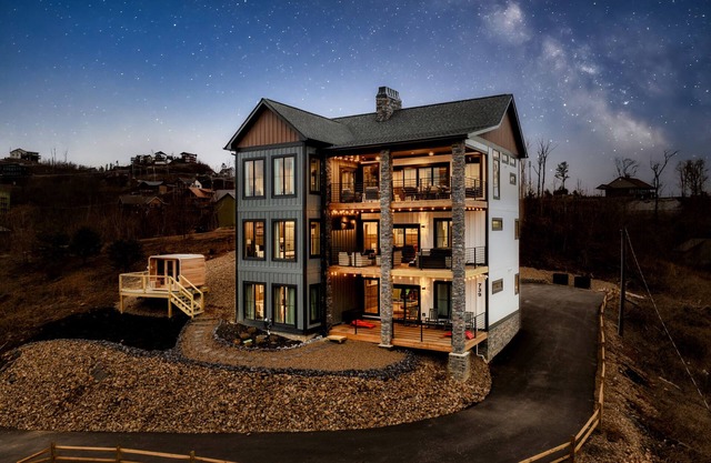 Epic Mtn views sauna firepit hot tub pizza oven 4 King BR + Bunk gourmet kitchen