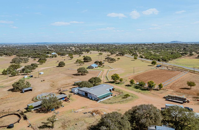 Escape to Faulkner Ranch & Horse Hostel Countryside!