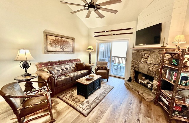 Escape to Mountain Paradise - 1BR/1BA Condo with Breathtaking Views of the Blue Ridge Mountains!