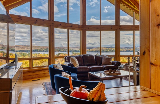 Escape to Serenity: Mountain-Top Cottage with Stunning Lake Views in Harrington