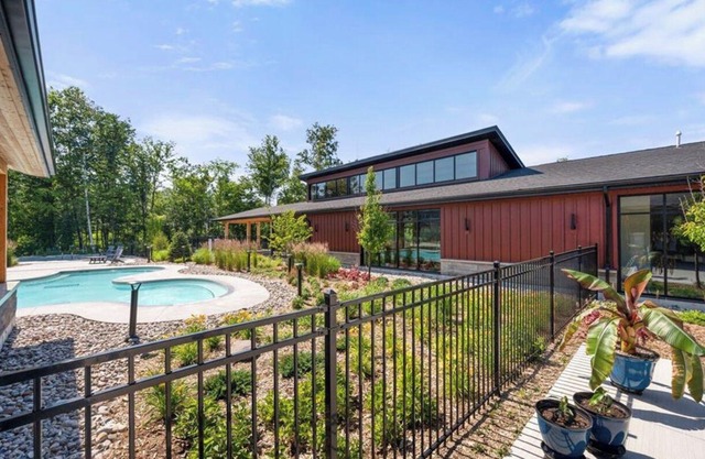 Escape to the Blue Mountains steps away from beaches, golf, biking, and more!