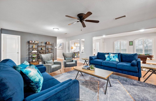 Euless Oasis: 3 bed/3.5 bath home near DFW Airport