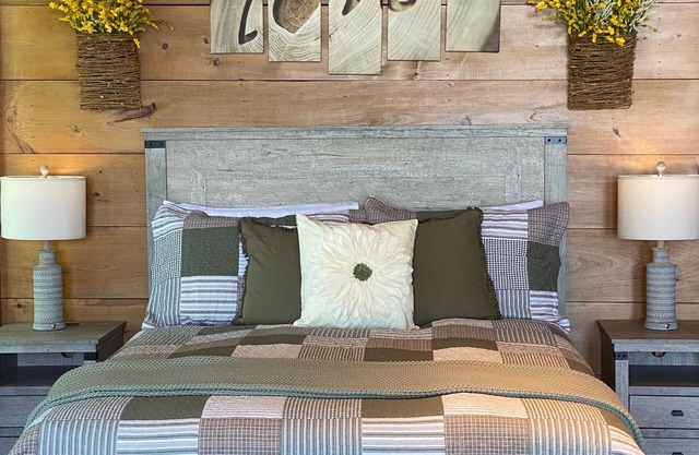 Eureka Springs Riverview Oasis: A Serene Retreat Overlooking the White River