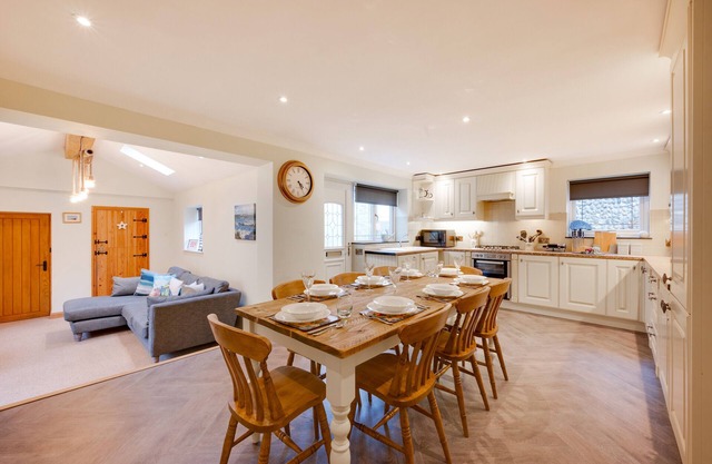 Eva Cottage - Four Bedroom House, Sleeps 8