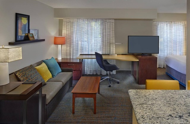 Everything You Need For The Perfect Vacation! Free Breakfast and Parking!