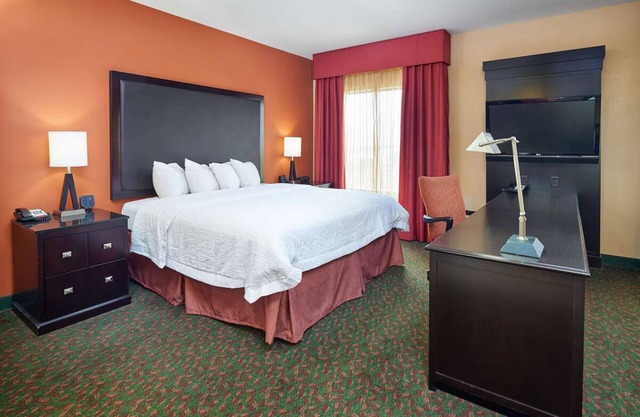 Everything You Need For The Perfect Vacation! Free Parking & Breakfast, Pool!
