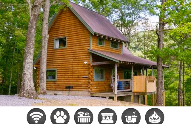 Evie's Mountain Castle: Pet Friendly, Free Attraction Tickets, Hot Tub & Close to Cades Cove