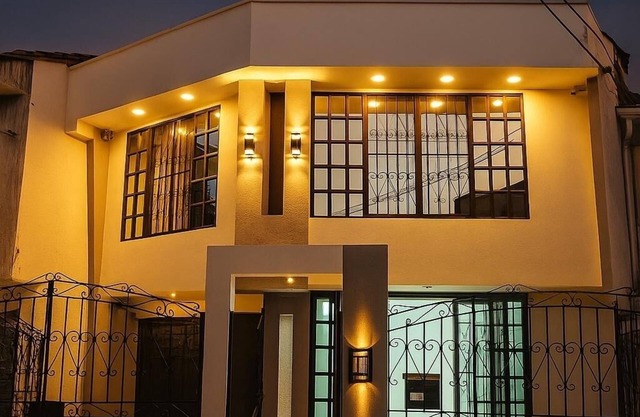 Exc. ubicación sur cali cerca Clínicas de estética, C comerciales. Restaurantes