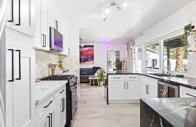 Excellent Location- 8 Mins from STRIP /Fremt /LV Conv and Airport.