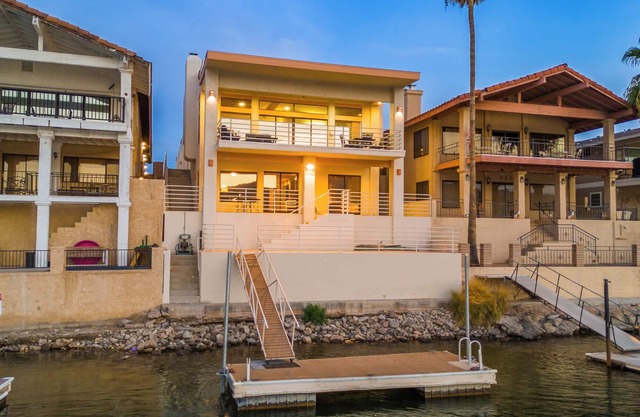 Exceptional 4 Bedroom Riverfront Home with Dock! Sleeps 16