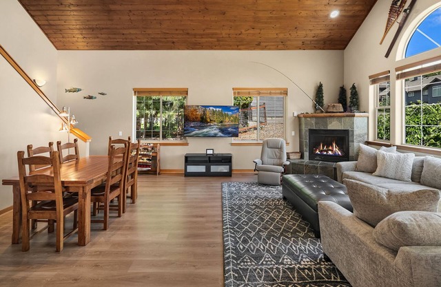 Exceptional Cabin in Roslyn Ridge! Private Pickleball Court and Hot Tub