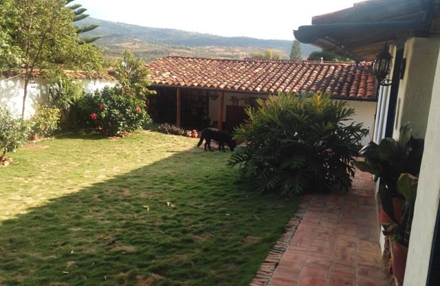 Exceptional House: Stylish, spacious, Central, Steps from Plaza and Restaurants