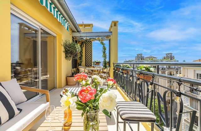 Exceptional Penthouse, 2 BDR Suites, 3 spacious terraces, Sea view, Elevator, AC